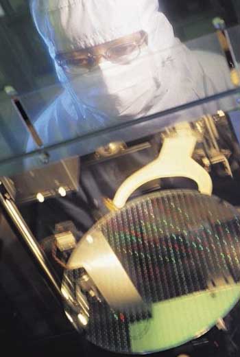 台積電專心精進製程，最新7奈米產能上線不到2年，已產出逾100萬片晶圓。